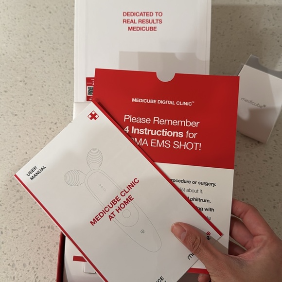 Medicube Derma EMS shot AGE-R - Picture 3 of 4